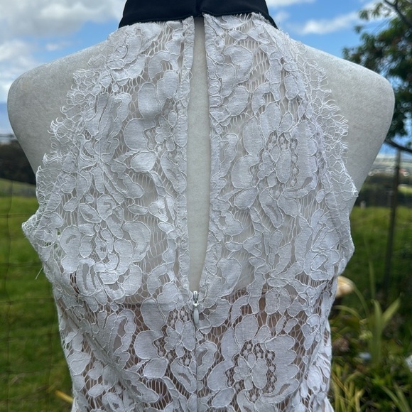 DO + BE Tied Ribbon Rose Lace Shorts Romper
Women's Medium - Picture 11 of 11